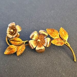 Gold Floral Women Vintage Pin.  There‎ Are No Maker Marks